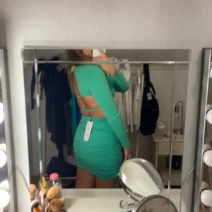 Grönt set Zara - För tight för mig tyvärr och kan inte skicka tillbaks nu. Storlek S på både kjol och topp💞 köpt för 600kr