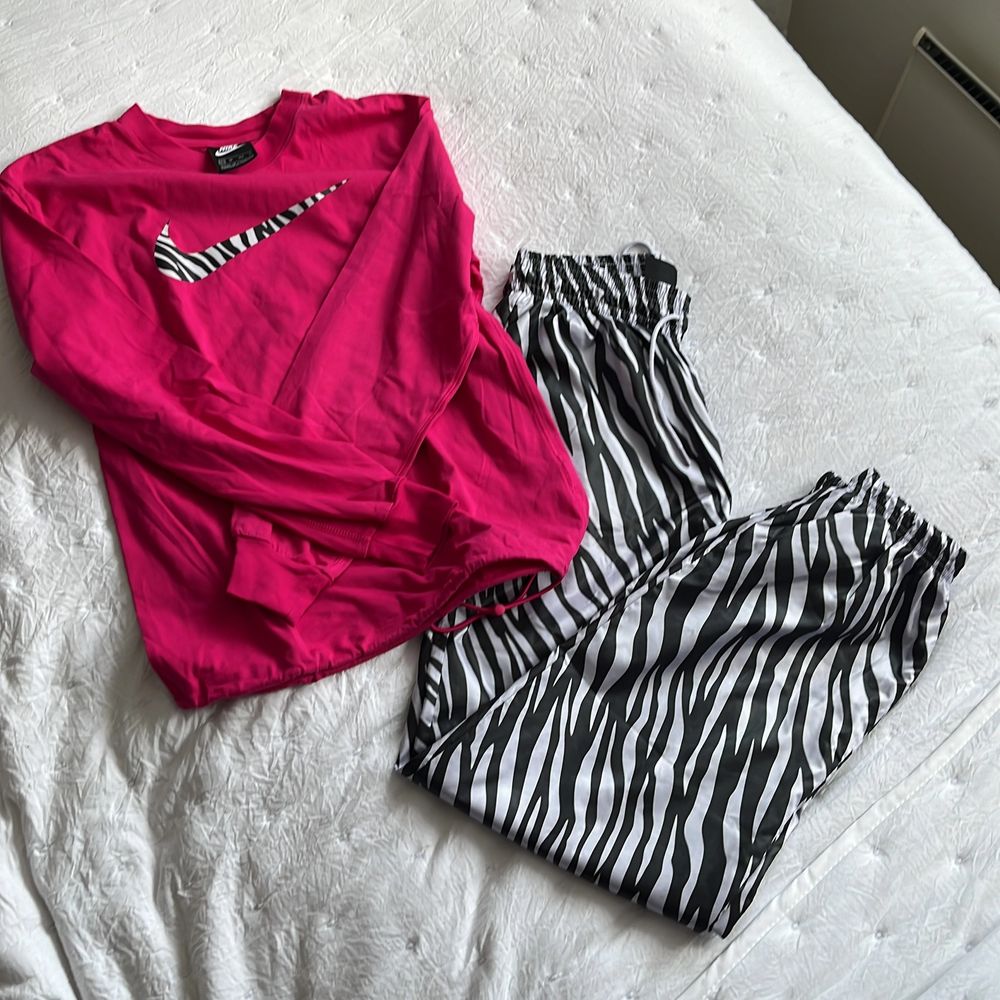 Jätte coolt sett med zebra mönster! Båda delar endast använd 2 gånger! båda delar för 150kr en del för 85kr. Hör av dig vid frågor . Övrigt.