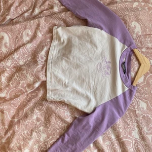 vit lila cropad långärmad tröja. - Plagget är i ett fantastiskt skick använd få tals gånger, men inget man kan märka. Säljer denna fina tröjan pga att jag bytt stil. Tröjan är i storlek S och sitter tajt. Skriv till mig om ni ör intresserade då jag kan skicka mer information samt mer bilder. Köparen står för frakten