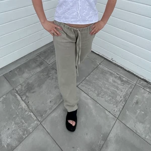 Linnebyxor 100% linne - Figursyr linnebyxor gjort på tyg av 100% linne (naturfärg, ljusare än på bilden), ta kontakt med mig så fixar jag hur stora/små, långa/korta just DU vill ha. Om shorts önskas kan jag fixa det med, för 100:- mindre än byxpriset. Du får även välja höjd på midjan:) 