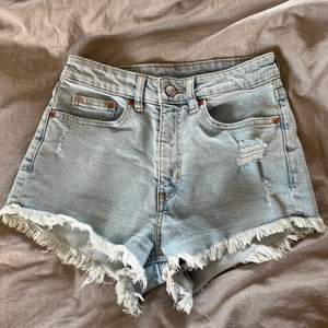 Ljusblå jeans shorts, med 2 bakfickor och 2 framfickor, fint skick, med fransar längst ner💖 stl 36 men är rätt små i storleken jag brukar ha 36 men de är för små för mig, skulle säga att de passar 34 och mindre