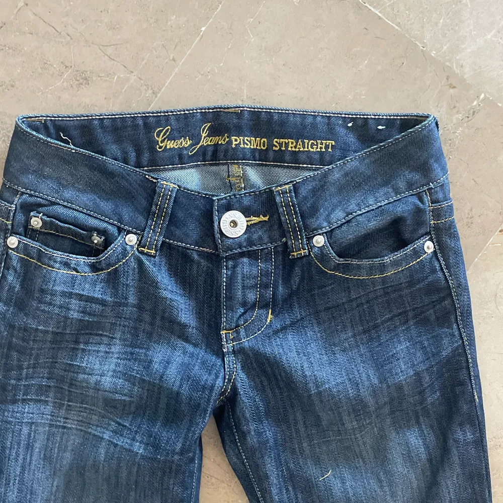 Hej! Intressekoll för dessa skit fina lågmidjade guess jeans!! Säljer för minst 400, skriv bud i kommentarerna ❤️💕💘. Jeans & Byxor.
