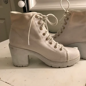 High heel sneakers strl 37 - Klackade tygsneakers från DinSko. Endast använda ute en gång och i gott skick. Nypris 399. Köparen står för frakt (66kr) eller möts upp i Linköping.