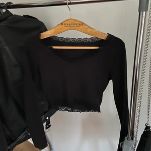 svart topp - Svart fin långärmad topp med spets, från zalando❤️‍🔥