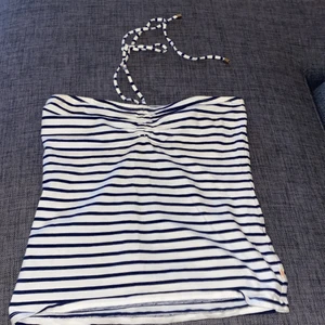 Topp - Säljer en fin randig topp men band som knyts rund halsen 