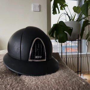 KEP ITALIA HJÄLM!! - Säljer min fina kep Italia hjälm som inte kommer till användning längre! Svart med solskärm, väldigt snygg och tidlös hjälm💓  hjälmväska tillkommer!!😁 (sparsamt använd), inga skador på hjälmen !!💛