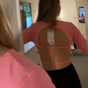 Snygg rosa topp💞 - Slutsåld på zara, endast testad. Den satt inte bra på mig så därför säljer jag den. Buda i kommentarerna😜