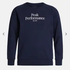 Säljer min marinblåa Peak Performance tröja i storlek 160, men passar mig som har storlek XS-S. Frakten ingår i priset📦 (ny pris 600) skriv för fler bilder!!