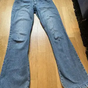 Supersnygga jeans från Filippa K! Modellen är lite bootcut, flare! Skriv gärna för fler bilder! Lite slitet precis vid ljumskarna, annars fint skick! Jag är 170cm och de går ner till anklarna på mig 