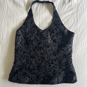 Halternecktopp - Så fin halterneck topp! Tänk den med ett par linnebyxor i sommar! Den är i ett typ ”prassligt” material men mönstret är i ett sammet liknande material. Köpt secondhand men står heartquake som är en gammal Lindex kollektion på lappen inuti. Storlek 152 barnstorlek men passar nog XXS eller en mindre XS. För mig är den lite liten, därav säljer jag den!