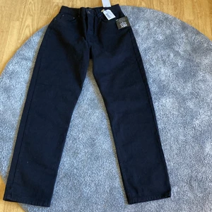 Jeans svarta - Svarta jeans från nelly i storlek 36 aldrig använda har bara testat testat dem en gång men passa tyvär inte mig prislappar är på