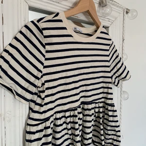 volangtröja - topp från Zara med volang! Köparen står för frakten! 