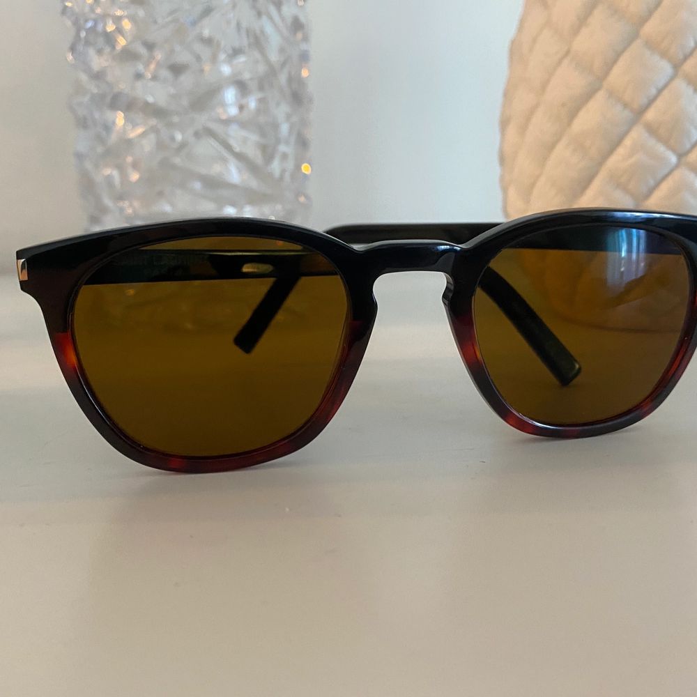 Säljes dessa snygga solglasögon från saint Laurent äkta och köpta på synsam!!! nypris 2699kr  säljes för 350kr  kan skickas! Knappt använda inga repor el dyl! . Accessoarer.
