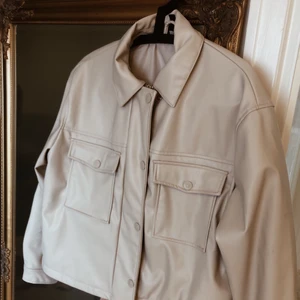 Skinnjacka beige - Snygg skinnjacka/shorta använd fåtal gånger. Köpt för 400kr. 