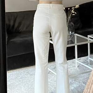 Ett par vita kostymbyxor från Bikbok i storlek 38. Använda ett fåtal gånger och det är inget fel på byxorna! Supersköna byxor💞💞