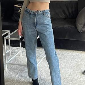 Ett par blåa jeans från Monki dessa är i storlek 28. Köptes för ungefär 3 år sedan. Relativt oanvända så de är i bra skick.💕