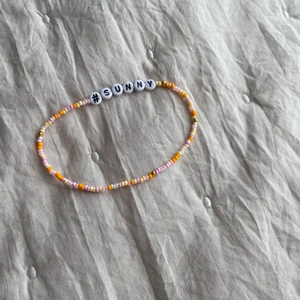 Fotlänk, pärlad - Somrig, handgjord fotlänk! Den är 25cm lång med stretchigt band, kan såklart ändå enligt önskemål💘 skriv för frågor eller intresse och kika gärna in mina andra annonser! 