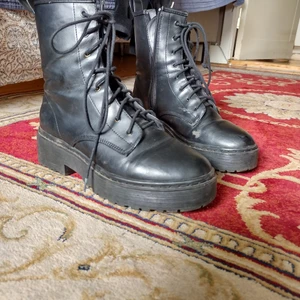 Kängor dam - Kängor stl 39, något skavda på sidan, annars fina!