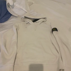 Stone Island Hoodie - Vit Stone hoodie i storlek M, mycket bra skick