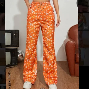 Oranga fjärilsbyxor strl M - Lånade bilder från SHEIN hemsida. Super fräscha byxor från SHEIN i storlek M. Säljer då de är för stora för mig. Perfekta nu inför sommaren! Kan eventuellt mötas upp i Stockholm eller Enköping. Köparen står för frakt✨