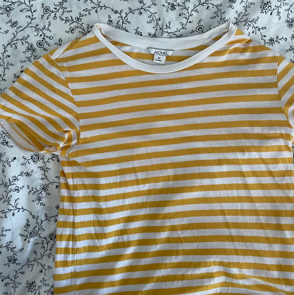 Vit och gul randig t-shirt från monki 😍 Stl xs men passar s 💕 Spårbar frakt eller så billig som möjligt men inte spårbar . T-shirts.