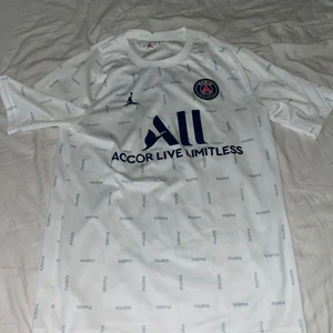 Psg Jordan tröja  - PSG tröja med Jordan märke , knappt använd den är som ny inga märken eller sönder någonstans Äkta 
