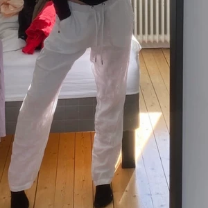 Linnebyxor  - Lånad bild, köpte dessa fina linnebyxor här på plick men dom passade inte riktigt så bra på mig så jag hoppas att de passar bättre på någon annan. Frakt tillkommer:) 