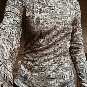 Ljusblå mönstrad polotröja  - Ljusblå polotröja med coolt mönster i bra skick!