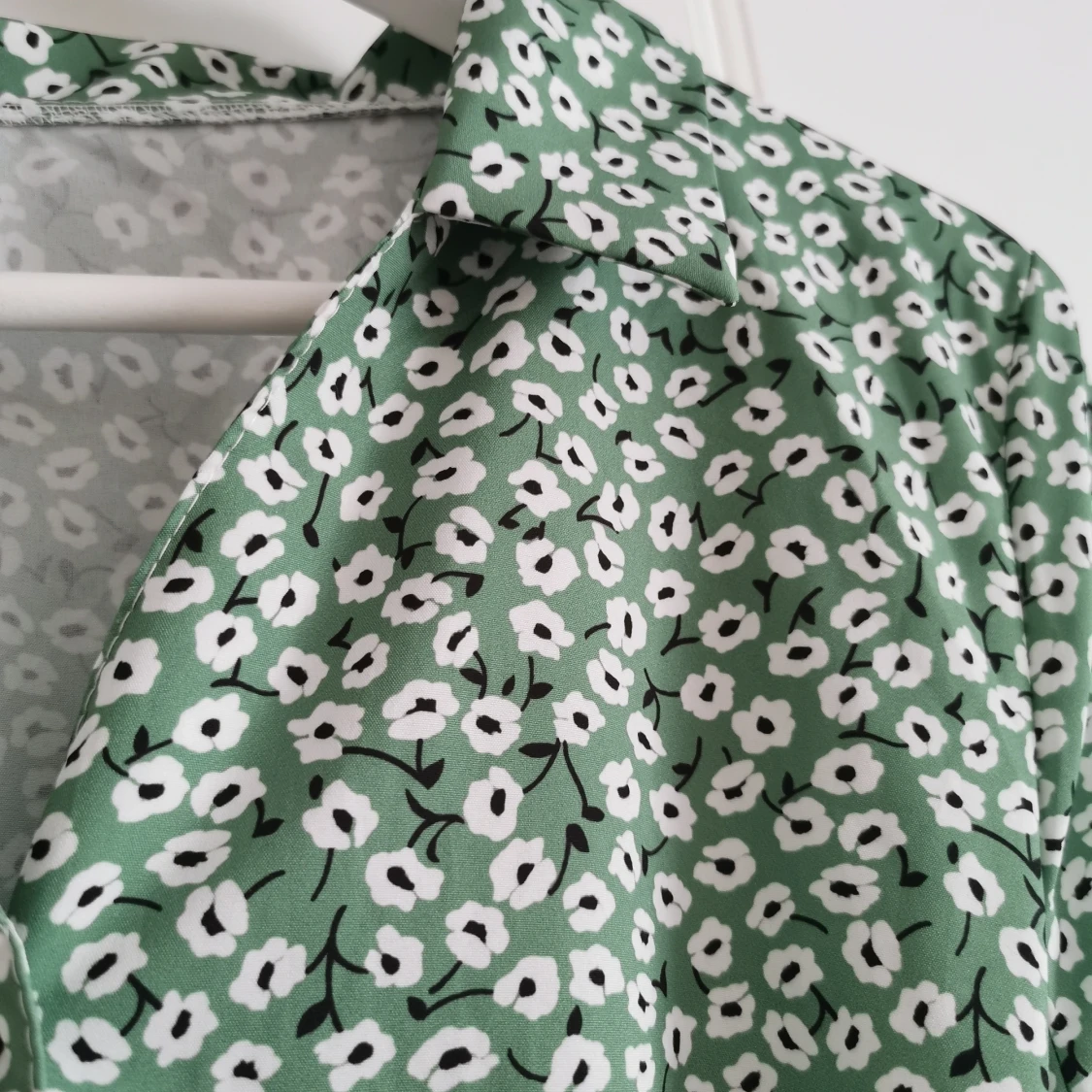 Grön klänning med blommor - 90