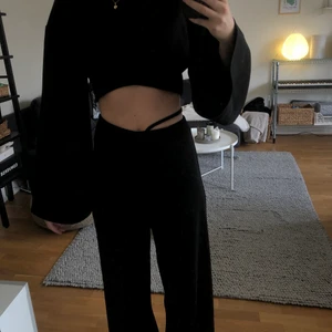 Kostymbyxor och croppad topp vida armar - Hanna Schönberg x NA-KD. Storlek 34/XS. Aldrig användt, mycket bra skick. Köpt för 850kr säljer direkt för 500 + frakt. 