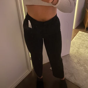 Svarta kostymbyxor - säljer nu dessa fina kostymbyxor köpta från secondhand🤍 aldrig använda då det är för korta på mig som är 175 cm! storleken är oklar men passar på mig som normalt är M i byxor! hör av dig om du har några frågor, fraktkostnad tillkommer 🫶🏻