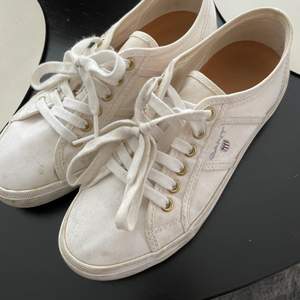 Snygga Gant skor, kan behöva tvättas men i väldigt gott skick och använda Max 5 gånger!