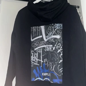 Svart hoodie från Emplece - Svart hoodie från emplece jag fick hem i ett samarbete. Har användt några gånger men inga täcken på användning. Pris kan diskuteras. Nypris 649, mitt pris 200!