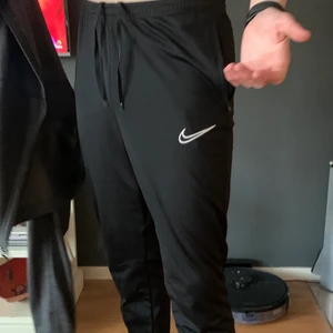 Nike byxor  - Snygga Nike byxor, knappt använda. Köparen står för frakt 