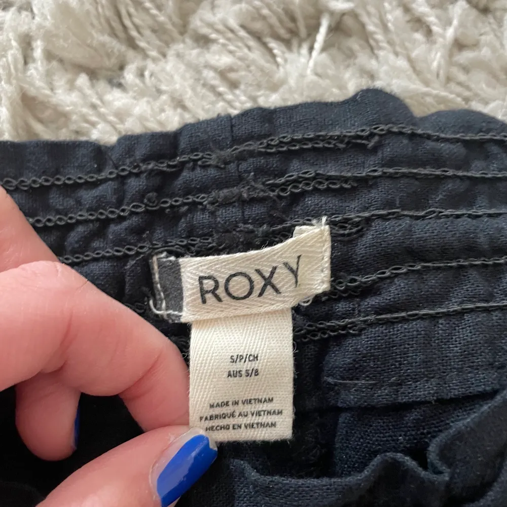 Lägger upp igen pga av oseriös köpare!             Säljer mina svarta linnebyxor från Roxy. Säljer för att dom är lite för korta för mig och är 1,68, använda en gång. Om du är intresserad buda!!. Jeans & Byxor.