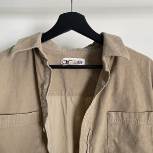 Cherokee skjorta - Snygg beige sommarskjorta från märket Cherokee med manchesterliknande mönster. I mäns storlek M och i väldigt bra skick. 