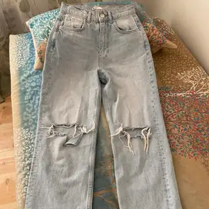 Säljer dessa fina 90’s High Waist jeans från Gina Tricot i storlek 34 , de är helt nya och har bara använt de 1 gång! Säljer pågrund av att de var lite för stora💕 Köpte de för 599kr men säljer för 350kr🙌🏾