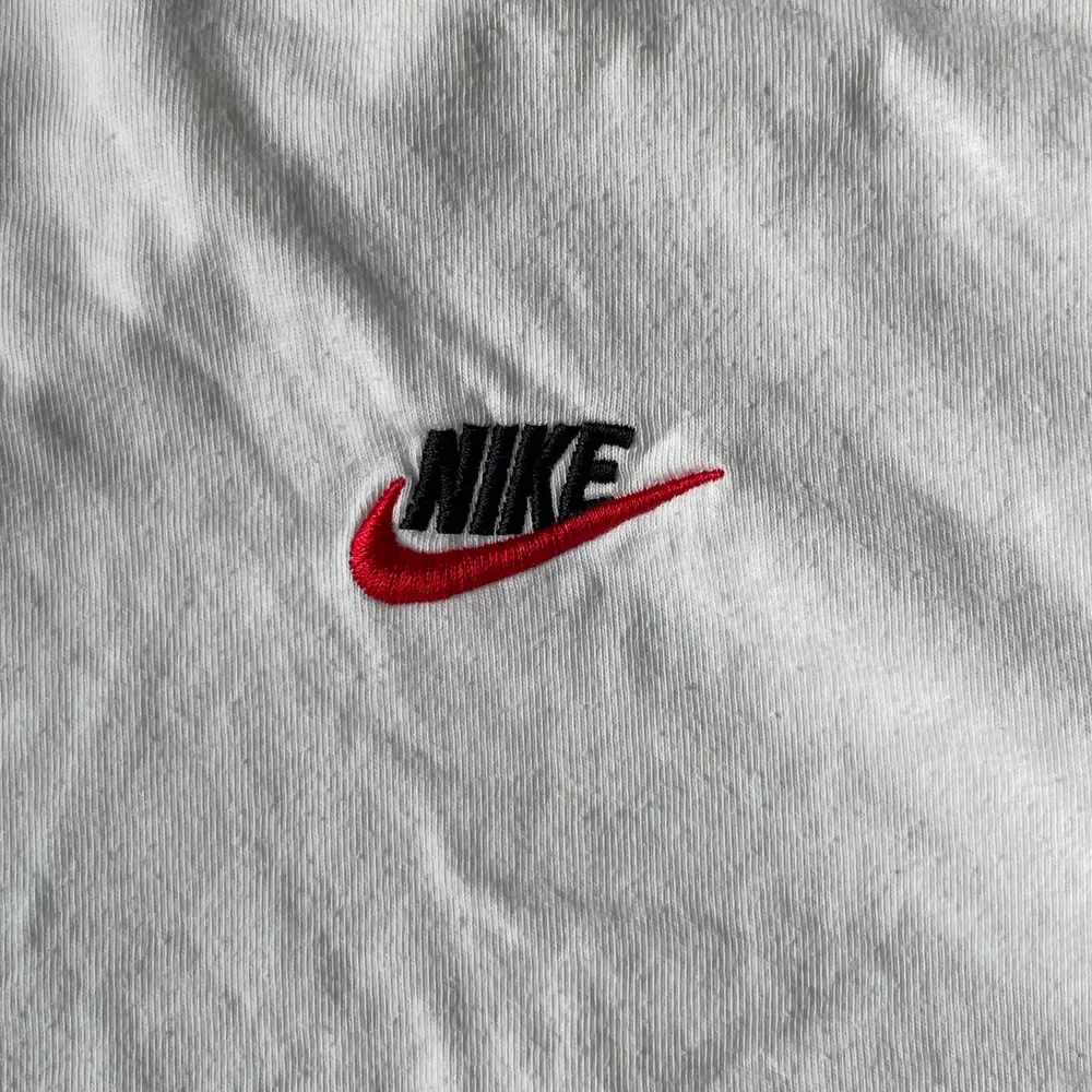 Vit T-shirt från Nike. Den är lite nopprig i tyget, se bild 3❤️. T-shirts.
