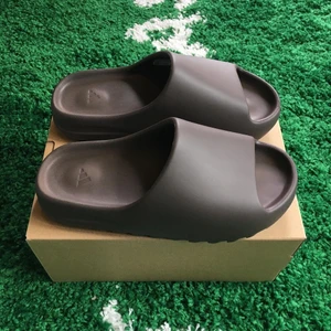Yeezy slide soot (2021) - Size US 10 = EU 44,5 (fits EU 42-43). Condition brand new with tags. All original. 2100 sek / 210 €. Buyer pays the shipping cost. For more information please go visit @xhibitshop on instagram.