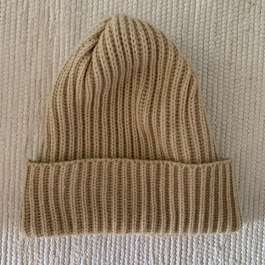 Beige mössa från Nakd 