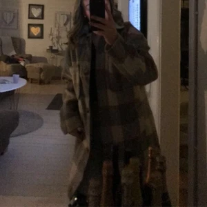Kappa  - H&m storlek S ordinare pris 399kr säljs för 150kr. Kan användas i både varmt å kallt beroende på vad man har under! 
