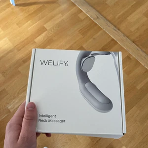 WELIFY - Intelligent Neck Massager  - Nypris: 700kr  Änvänd 1 gång då jag öppnade och kollade. Hade helt glömt bort att skicka tillbaka den så därför är den uppe här för att det inte gick att skicka tillbaks den efter så lång tid.