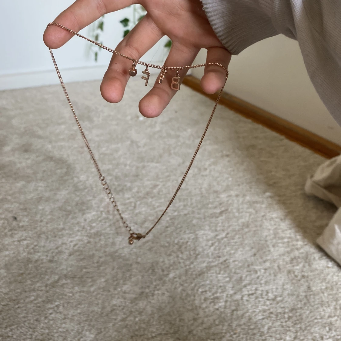 Guldiga halsband som det står BFF på - 90