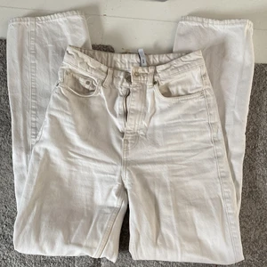 Beige/vita weekday rowe jeans  - Weekday jeans i modellen rowe, i toppen skick!