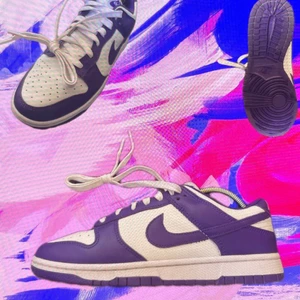 NIKE DUNK COURT PURPLE - Helt nya Nike Dunk Court Purple (CHAMPIONSHIP)! Endast testade inomhus därav små creases som blir efter första stegen! Storlek 40. Pris 1500kr. Låda och kvitto tillkommer. Sista bilden är lånad! :)