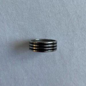 Black and silver striped ring - Gratis frakt. Size: 18mm och 21mm. Nyskick. Rostfritt material.