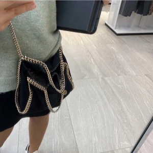 Stella mccartney väska! - Säljer min stella mccartney väska, svart med guldiga detaljer som passar till allt! Den har inga skador eller slitningar och Dustbag och värdebevis följer självklart med. 