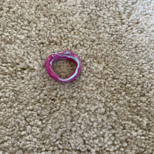 Rosa ring - Säljer en rosa ring (fale)