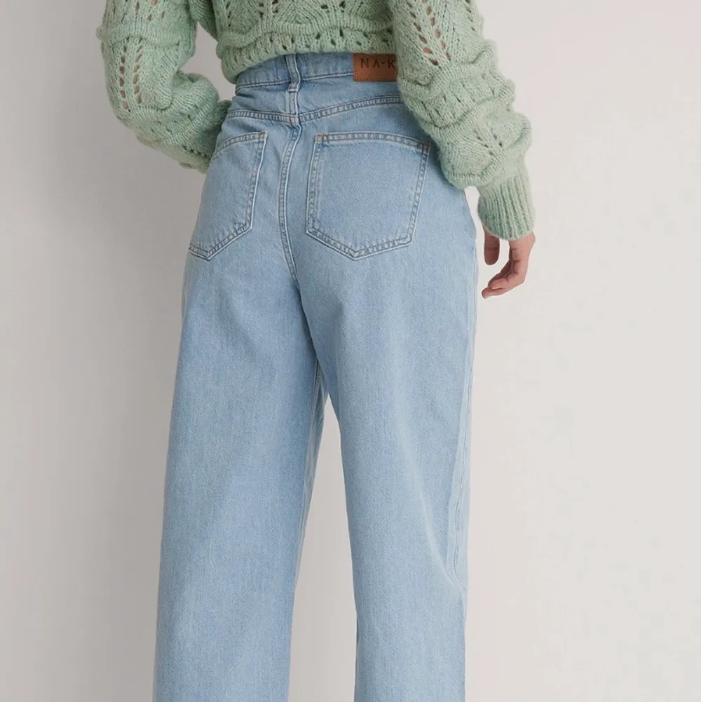Säljer dessa jeans från NAKD som aldrig är använda, prislapp kvar. . Jeans & Byxor.