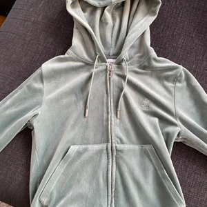 Juicy Kofta - INTRESSEKOLL 💕 Funderar på att sälja min juicy kofta då jag mest använder byxorna. Om jag får bra bud så säljer jag. Första bilden ser den lite grå ut så på bild 2 ser ni riktiga färgen. Skriv till mig vid intresse! 💕💕